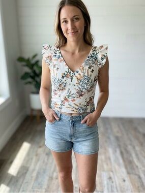 NWOT ANTONIO MELANI Cream  Size 2 Floral V-Neck Flutter Sleeve Crop Top